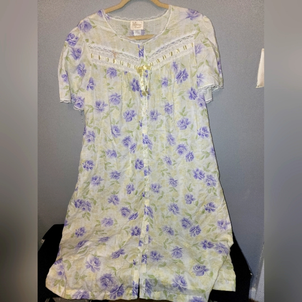 CARRIAGE COURT yellow and purple floral VINTAGE night gown